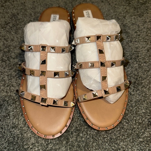 NWT Steve Madden Averill Studded Tan Sandals - Picture 1 of 1